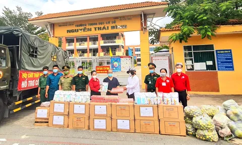 Từ tỉnh biên giới, hàng nghìn túi an sinh đến với các y, bác sĩ ở vùng dịch 