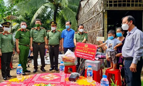 Công an TP Cần Thơ nhận đỡ đầu 11 trẻ em mồ côi do dịch COVID-19
