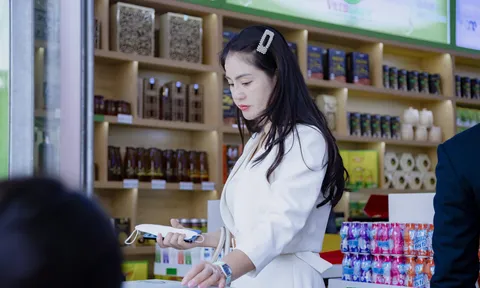 Á hậu Hồng Nhung đưa thương hiệu máy lọc nước AkihiroHn đến Nghệ An và Đà Nẵng.