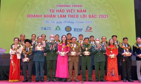 Á hậu Hồng Nhung được trao tặng tượng Hồ Chủ Tịch và vinh danh “Doanh nhân làm theo lời Bác”