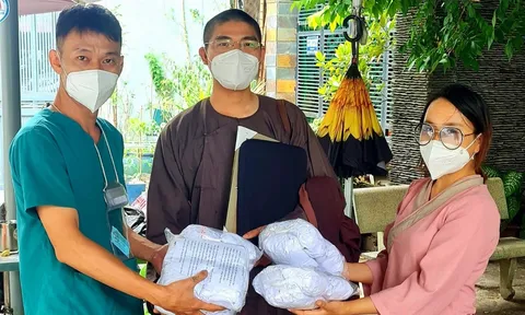 Hội thiện nguyện Từ Tâm và TNV tài xế công nghệ 0đ phát tâm mùa Covid