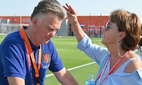 HLV Van Gaal cãi nhau với vợ, bật khóc vì bị MU sa thải