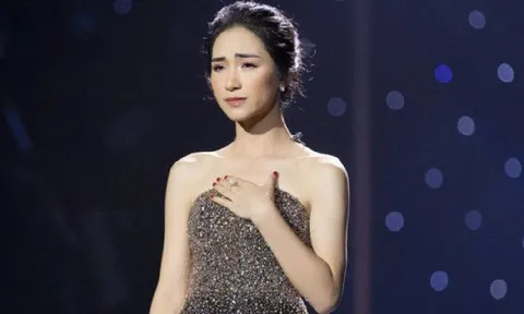 Hòa Minzy bật khóc sau khi nhận quà to từ người hâm mộ