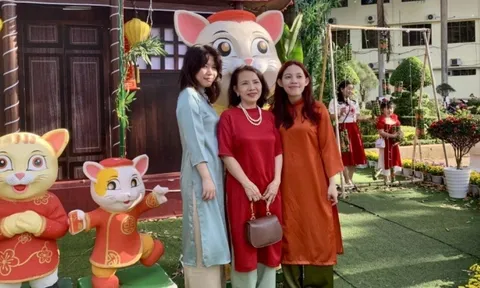 Chùm ảnh: Du khách đi du xuân vãn cảnh trong ngày Mùng 2 Tết