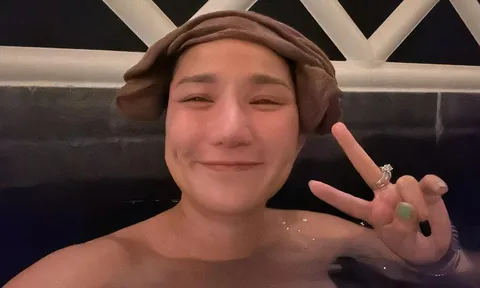 Cát Tường khoe ảnh bán nude nóng bỏng khi sang Nhật tắm Onsen