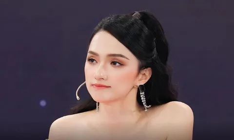 Hương Giang khoe mặt mộc trên sóng livestream