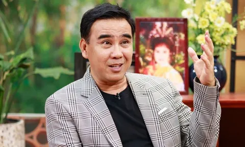 MC Quyền Linh ăn mặc giản dị, 'chốt đơn' mua xế hộp tiền tỷ nhanh gọn