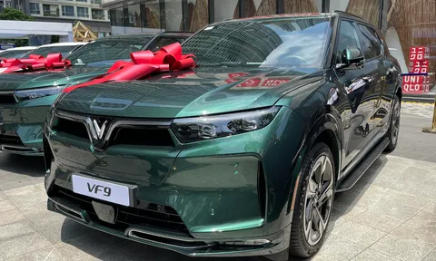 VinFast VF9 chính thức giao xe đến khách hàng Việt