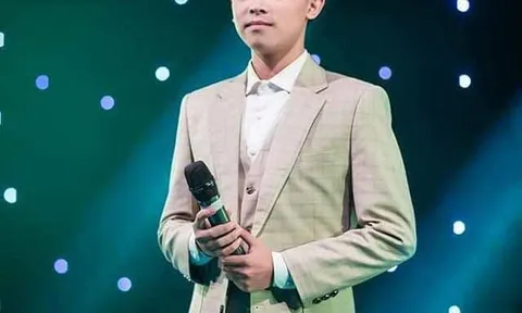 Hồ Văn Cường xuất hiện trong loạt bó hoa làm bằng tiền từ người hâm mộ