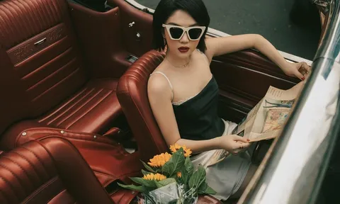 Ngọc Trinh hóa quý cô sang chảnh khi xuống phố, khoe trọn body nuột nà bên siêu xe