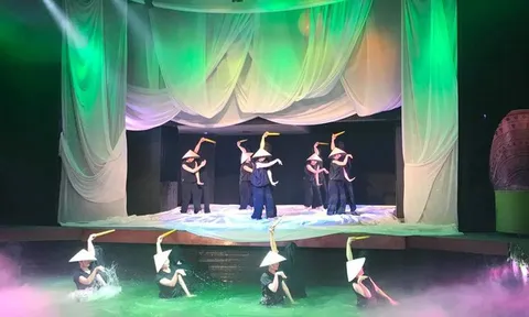 'Trăng'- Một sân khấu múa rối mới lạ