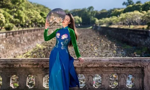 Mỹ nhân có mái tóc đẹp nhất Hoa hậu Việt Nam 2016 tái xuất với áo dài hoa sen