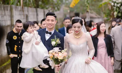 Bà xã Bùi Tiến Dũng quyết định đấu giá váy cưới đắt đỏ vì mục đích từ thiện