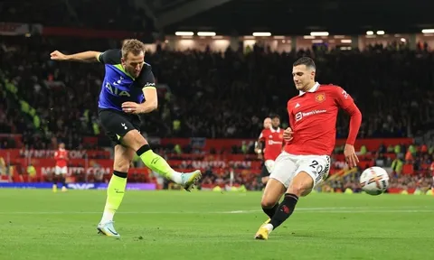 'Chắc chắn Man United sẽ giành được một danh hiệu trước Tottenham'