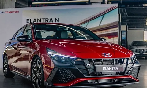 Cận cảnh Hyundai Elantra N phiên bản số tự động vừa về đại lý Việt Nam