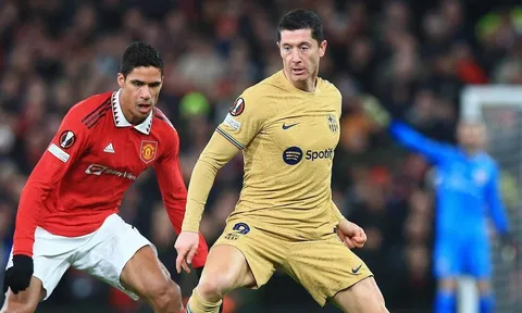 Barca đang thua, Lewandowski thẳng tay dùng cùi chỏ với Fati trên sân