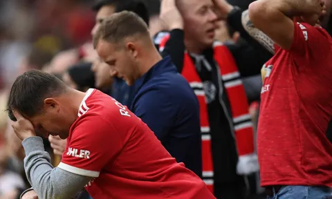 CĐV MU xấu hổ với vết nhơ tại sân vận động Old Trafford