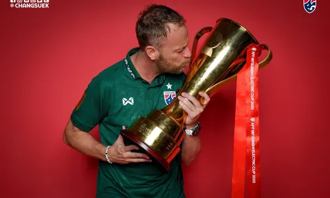 HLV Thái Lan nhận tin cực vui trong sự nghiệp sau khi vô địch AFF Cup