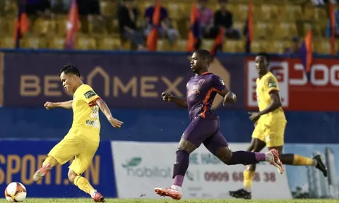 Đang thi đấu thăng hoa, tiền đạo số 1 V-League có nguy cơ bị phạt