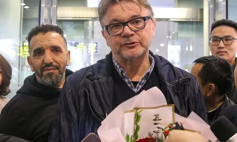 Philippe Troussier bất ngờ 'xin vía' HLV Park Hang Seo tại ĐT Việt Nam
