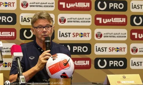 HLV Philippe Troussier phản ứng bất ngờ khi U23 Việt Nam có 5 đội trưởng