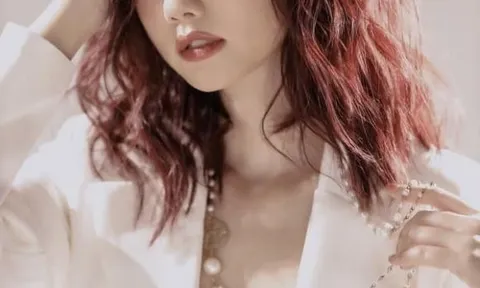 Chia tay Đình Tú, Hương Giang đăng ảnh ‘tay trong tay’ với người đàn ông lạ gây ngỡ ngàng