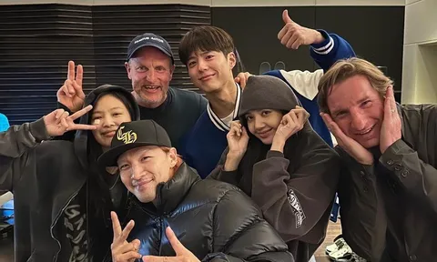 Phát sốt trước hình ảnh Taeyang (BIGBANG) thân thiết với Jennie, Lisa và Park Bo Gum