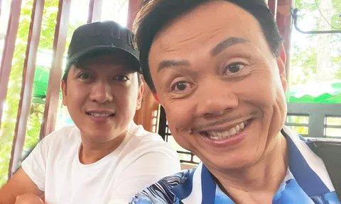 Sau 3 năm Chí Tài mất, Trường Giang lần đầu đến viếng mộ cố NS, nghẹn ngào không nói nên lời