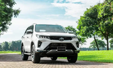 Giá xe Toyota Fortuner lăn bánh mới nhất tháng 1/2023: Hyundai Santa Fe hoàn toàn lép vế
