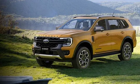 Ford Everest Wildtrak rục rịch về Việt Nam, phả hơi nóng lên Hyundai SantaFe