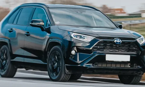 Nhiều người mua hàng tại Mỹ lựa chọn xe hybrid thay xe điện