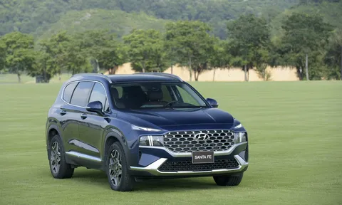 Hyundai SantaFe giảm sâu tới 160 triệu, phả sức nóng xuống Ford Everest