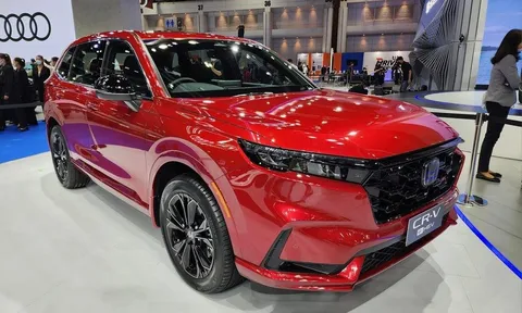 Cận cảnh Honda CR-V Hybrid 2023 vừa ra mắt: Trang bị hiện đại, giá quy đổi khoảng 1.2 tỷ đồng