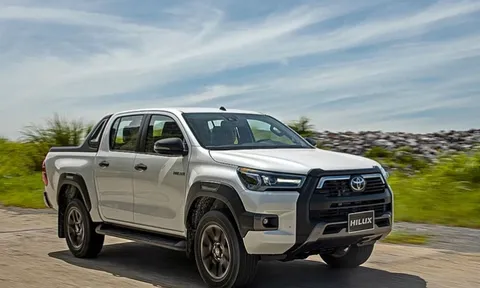 Toyota Hilux 2023 chính thức mở bán, giá bán tăng gần 200 triệu đồng