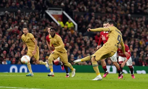 Nổ súng trước Man Utd, Lewandowski 'khiến' Barca mất 1 khoản tiền