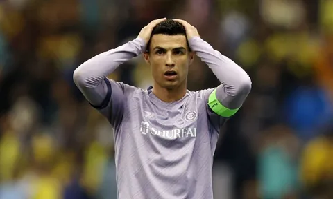 Chưa kịp ghi bàn, Ronaldo bị CĐV chà đạp lên biểu tượng của sự nghiệp