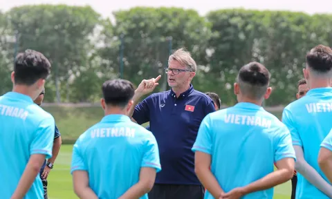 VIDEO: HLV Troussier bất ngờ nhận món quà đặc biệt trước trận U23 Việt Nam vs Iraq