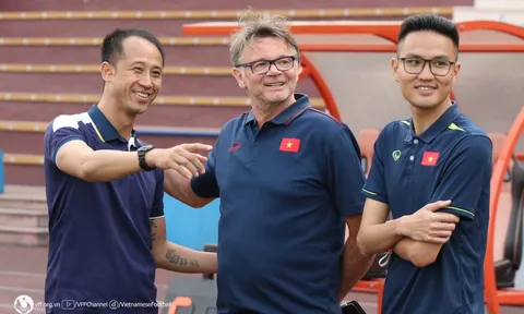 HLV Philippe Troussier nhận quà lớn sau chiến thắng đầu tiên