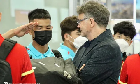 HLV Philippe Troussier lại có hành động khiến U23 Việt Nam nể phục