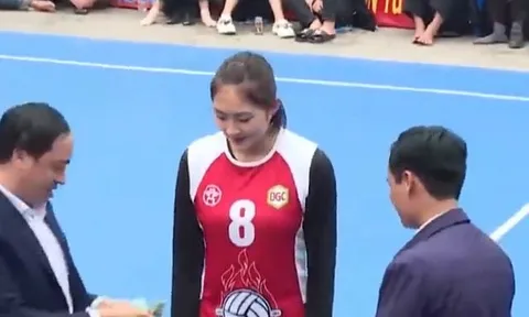 Video: Khán giả Bắc Ninh cầm xấp tiền thưởng nóng cho VĐV ngay trong trận đấu