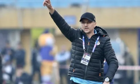 Hà Nội FC lên đầu bảng V-League, HLV Bozidar Bandovic nói gì về công tác trọng tài?