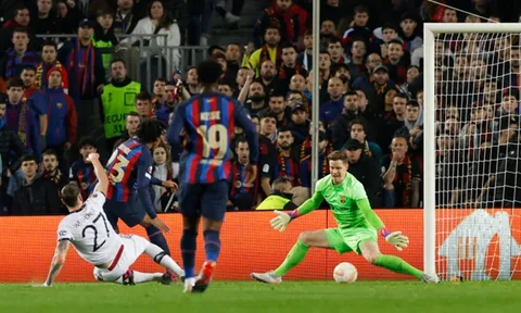 HLV Ten Hag và Xavi bất bình với những quyết định khó hiểu của các trọng tài