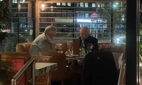 HLV Ten Hag "họp khẩn" với Sir Alex trước trận tái đấu Barcelona