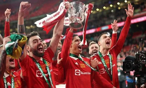 CHÙM ẢNH: Hé lộ màn ăn mừng cực chất trong phòng thay đồ của các cầu thủ Man United sau chức vô địch Carabao Cup 2022/23