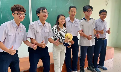 Video: Quả bóng vàng Huỳnh Như nhảy 'See Tình' cùng dàn nam nữ sinh