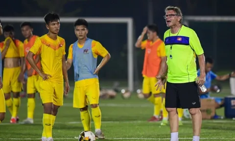 Lý do HLV Philippe Troussier xếp U23 Việt Nam tập đến gần 23h đêm?