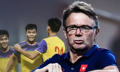Vì sao HLV Troussier yêu cầu viết số áo vào chai nước của cầu thủ U23 Việt Nam?