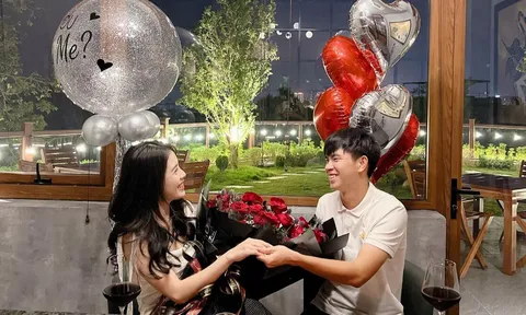 Video: Màn cầu hôn bạn gái không thể ngọt ngào hơn của tiền đạo HAGL