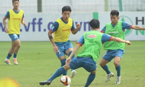 CHÙM ẢNH: Đội tuyển Việt Nam và U23 Việt Nam đụng độ nảy lửa trên sân tập