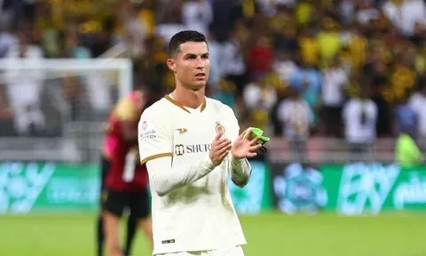 Ronaldo nổi giận đá bay chai nước trong ngày Al Nassr mất ngôi đầu bảng